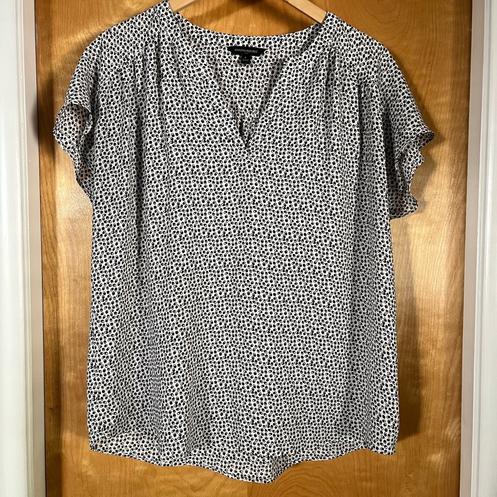 Banana Republic Black & White Printed V-Neck Flutter Sleeve Top